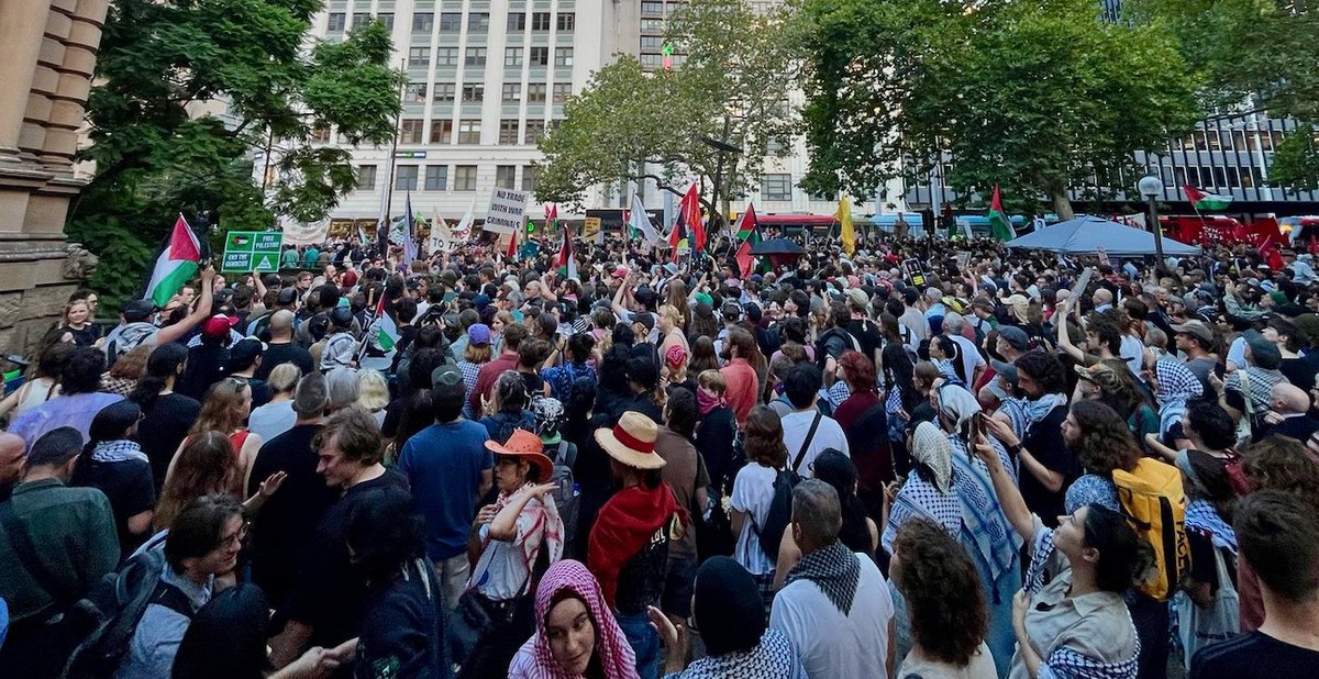 DavidRobie's tweet image. "As thousands massed around the country tonight to protest against the visit of President Herzog, the Australian govt’s claims of fostering 'social cohesion' are a shambles. The MSM, too. Any remaining shred of credibility shattered" #CafePacific @MWM 
davidrobie.nz/2026/02/herzog…