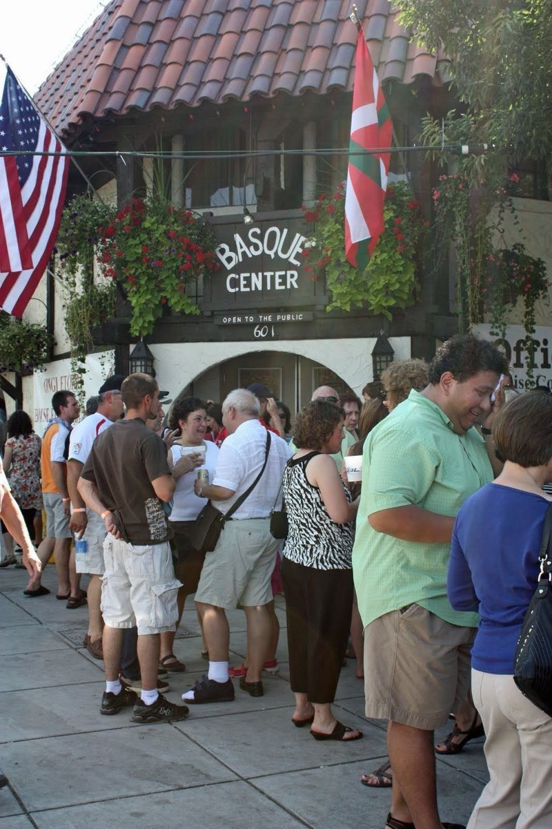 Ikurrina AEBn ere debekatu nahi dute:

"Iraultzailea da"

Ikurrinaren etsaiak nonahi.