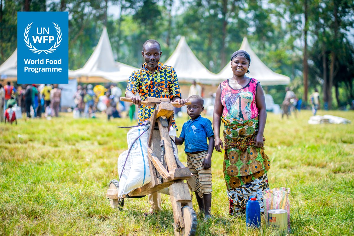 WFPDRC's tweet image. “Our children will finally sleep full.”
In Kisharo’s North Kivu 🇨🇩, hope races on a tshukudu 🚲— real #MondayMotivation.
For Elizabeth, @‌WFP support changes everything:
🌽45kg Maize
🫘30kg Beans
🌻Oil &amp;amp; Salt
A full month secured, just like for 7,800 other families.
#SavingLives