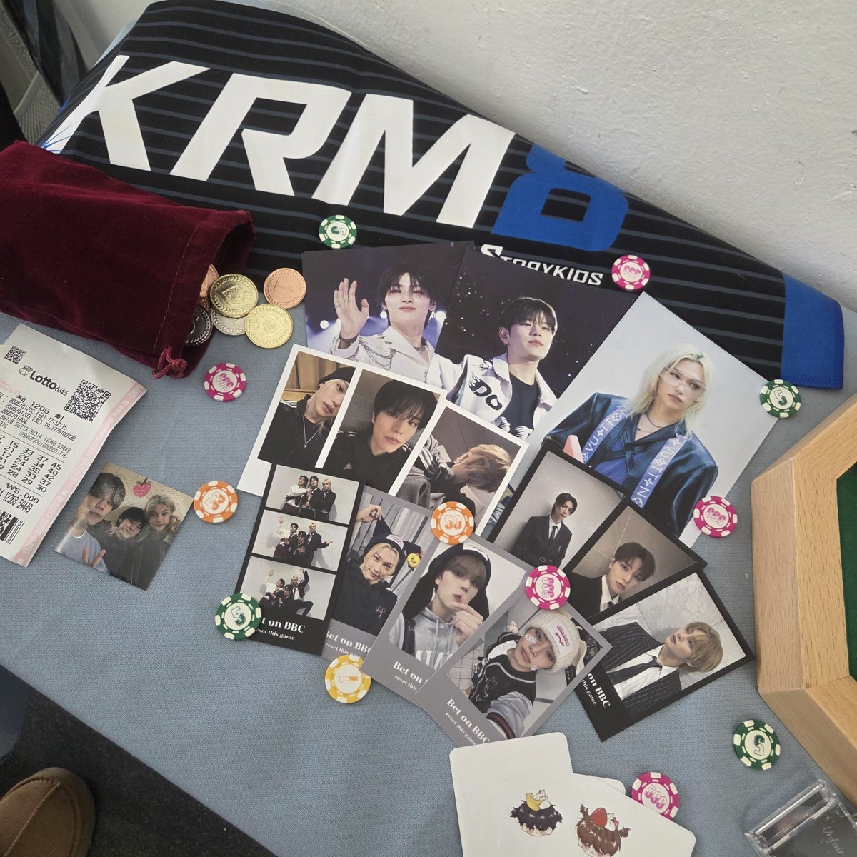 포스터 너무 좋았어여,, 럭드 원하던 거 나와서 좋았고요,, 사진도 진짜 좋아씀니다,, 인기 정말 많았는지 들어가자마자 복닥복닥한 스테이들 대화 소리에 설렜음 ㅎㅎㅎ
#이번_판은_배복클에게_올인