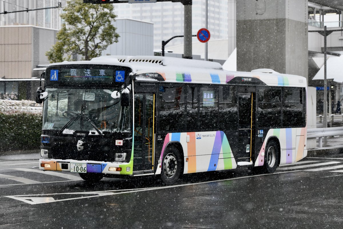 u_ht2m's tweet photo. TOKYO BRT

R006
足立230え1006
2PG-LV290Q3

R010.R022
足立230け1010
足立230あ1022
ZBC-MUM1NAE

1008(東雲)
江東200か280
2PG-LV290Q3

雪×TOKYO BRTを撮影
豊洲大橋、築地大橋通行止めによる迂回を撮りたかったのですが渋滞が酷く…
45分間バスが来ないと思ったら5台連結できて本当大荒れでした… https://t.co/2nKyvS042E
