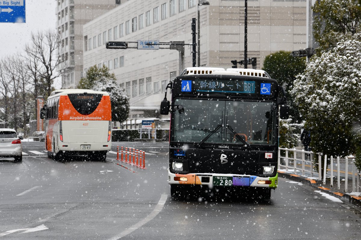u_ht2m's tweet photo. TOKYO BRT

R006
足立230え1006
2PG-LV290Q3

R010.R022
足立230け1010
足立230あ1022
ZBC-MUM1NAE

1008(東雲)
江東200か280
2PG-LV290Q3

雪×TOKYO BRTを撮影
豊洲大橋、築地大橋通行止めによる迂回を撮りたかったのですが渋滞が酷く…
45分間バスが来ないと思ったら5台連結できて本当大荒れでした… https://t.co/2nKyvS042E