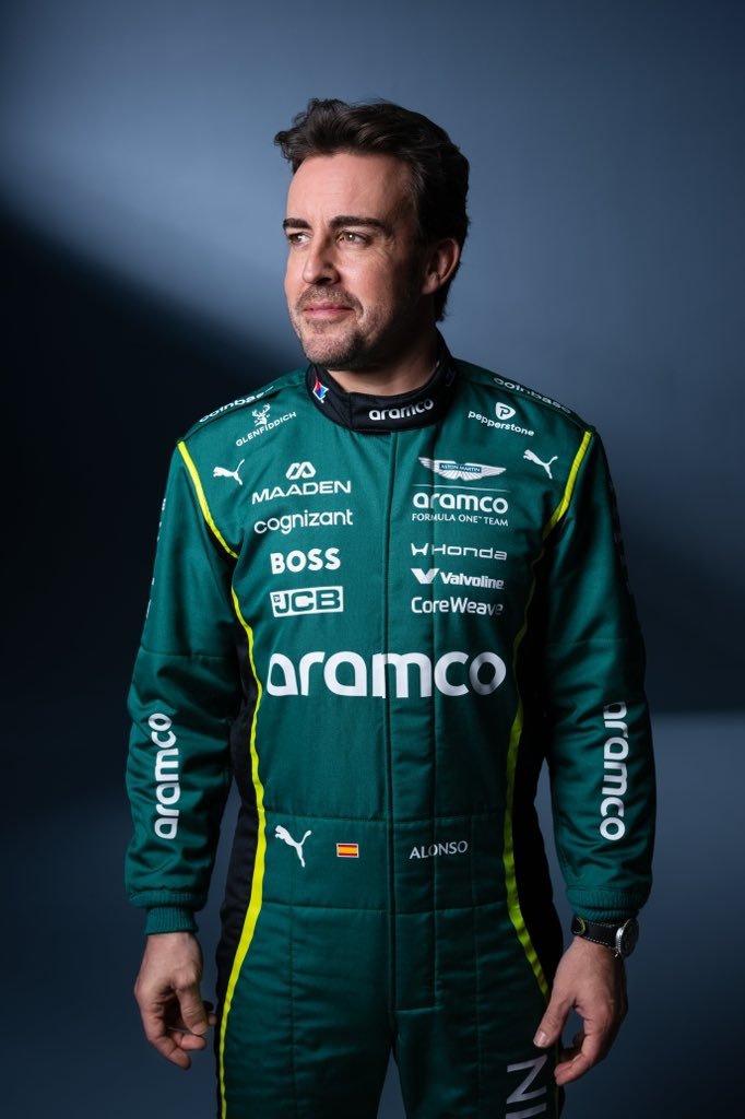AMFormula1News's tweet photo. 🟢 Aston Martin's 2026 driver race suits have been revealed! https://t.co/mto5yP11tn