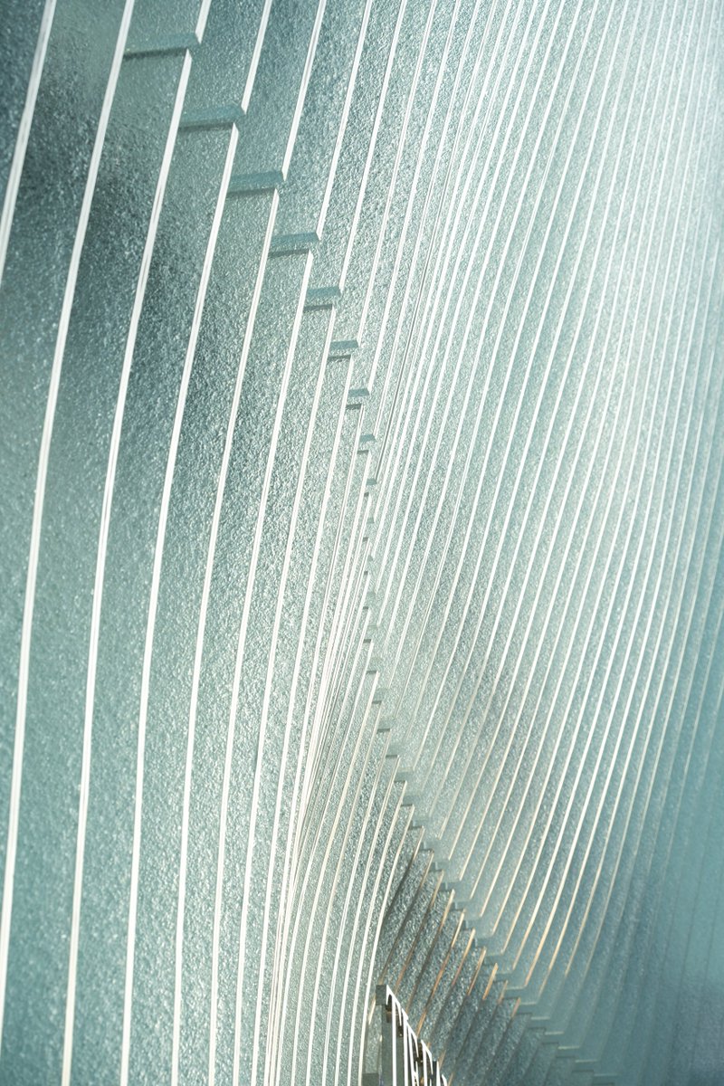 SunjayJK's tweet image. Jan, 2026:
@MVRDV #Architects drape 20-meter high #glass veil around @TiffanyAndCo's Beijing 4-storey flagship store.

An ethereal curving veil inspired by the masterpieces of the store's jewellery designer #ElsaPeretti that plays w/ changing light over the day, &amp;amp; appears to