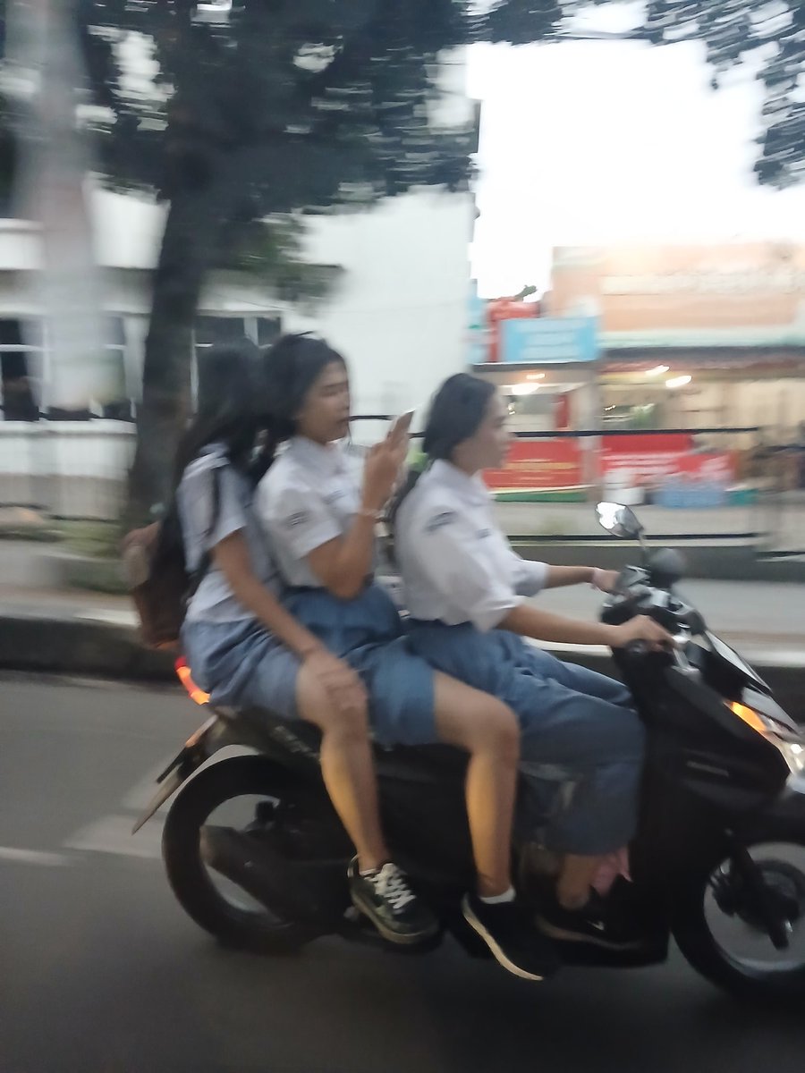 Aishung's tweet photo. kira2 rombongan SMA Negeri 7 ini mau ngapain ya? @SMANEGERI7BOGOR https://t.co/a1LQW70w6q