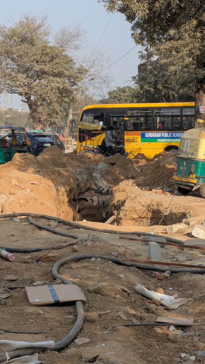 MeraGurgaon's tweet photo. No one in Gurgaon seems to have learned from what happened in Noida and Delhi.
A deep excavation on the main road is left open with no warning signs.
School buses, autos r crossing spot daily. disaster waiting to happen.
God save us.
Vypar Kendra sector 43 

@cmohry @DC_Gurugram https://t.co/TuAckxp4VT