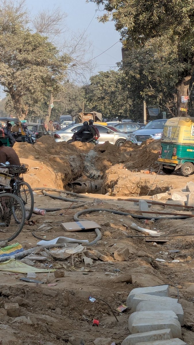MeraGurgaon's tweet photo. No one in Gurgaon seems to have learned from what happened in Noida and Delhi.
A deep excavation on the main road is left open with no warning signs.
School buses, autos r crossing spot daily. disaster waiting to happen.
God save us.
Vypar Kendra sector 43 

@cmohry @DC_Gurugram https://t.co/TuAckxp4VT