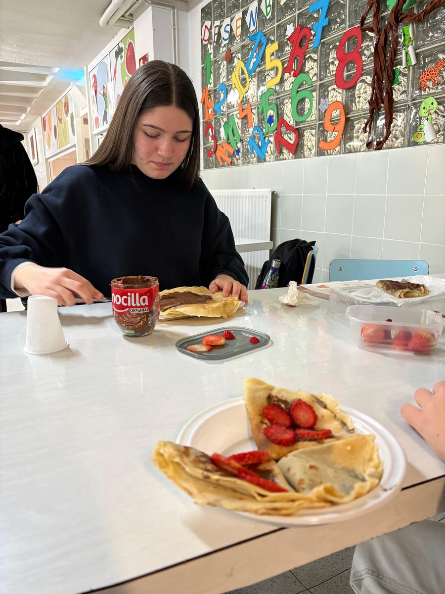 Al cole hem celebrat la Chandeleur fent crêpes! 😋
Entre riures, bona companyia i molts toppings 🍫🍯🍓, hem practicat i après… i hem acabat llepant-nos els dits! 🤭
Quina és la teva crêpe preferida: dolça o salada? 🤔👇

#Chandeleur #Creps #Crepes #Crêpes #Escola #Cole