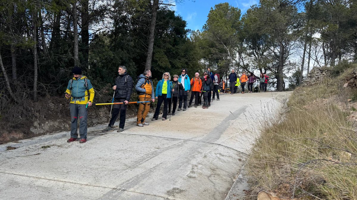 ONCECatalunya's tweet photo. 🥾 Aquest cap de setmana, un grup de 49 muntanyers del Garraf de l'ONCE Catalunya han dut a terme una ruta de 8,5 quilòmetres a Jorba, Igualada.

🚶‍♀️ La caminada ha durat unes 4 hores i mitja, amb un desnivell positiu de 213 m, una altitud mínima de 368 m, i màxima de 550 m. https://t.co/jXqZ2azkdu