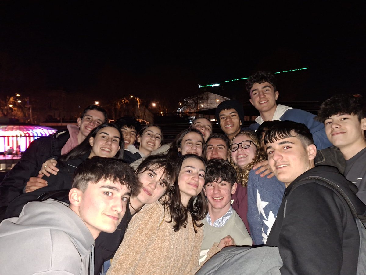 ies_seneca's tweet photo. Ayer en París. Día intenso: Louvre, Notre Dame, recorrido por las calles y, para terminar, paseo en bateau mouche por la noche.
Pero lo más emocionante fue la iluminación de la Torre Eiffel. ✨🇫🇷
#Paris #Louvre #NotreDame #TourEiffel #BateauMouche #SiempreNosQuedaraParis
(Sigue) https://t.co/WnH4kYmVlY