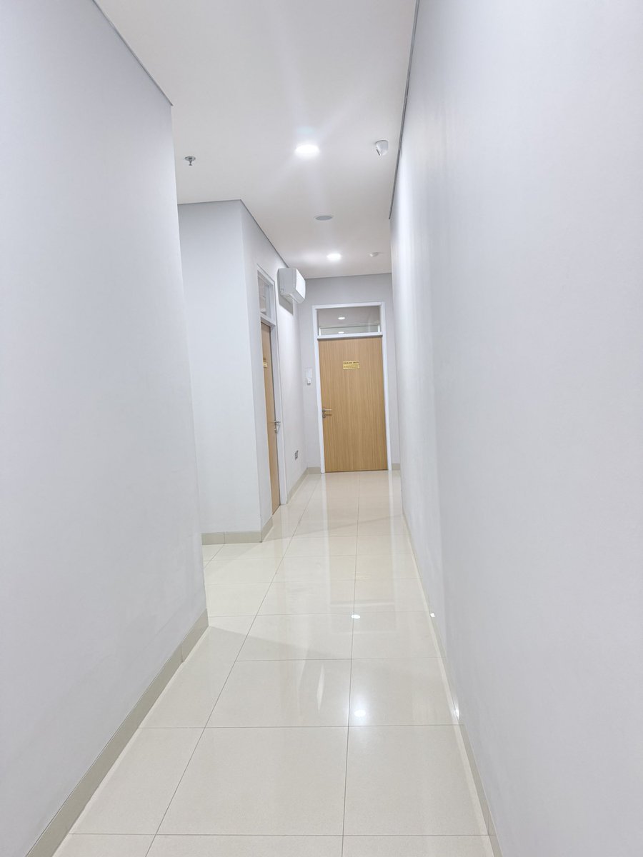 tbfher's tweet photo. I’m almost crying in this hallway complaining and wanting to scream https://t.co/rdVeXvjIee