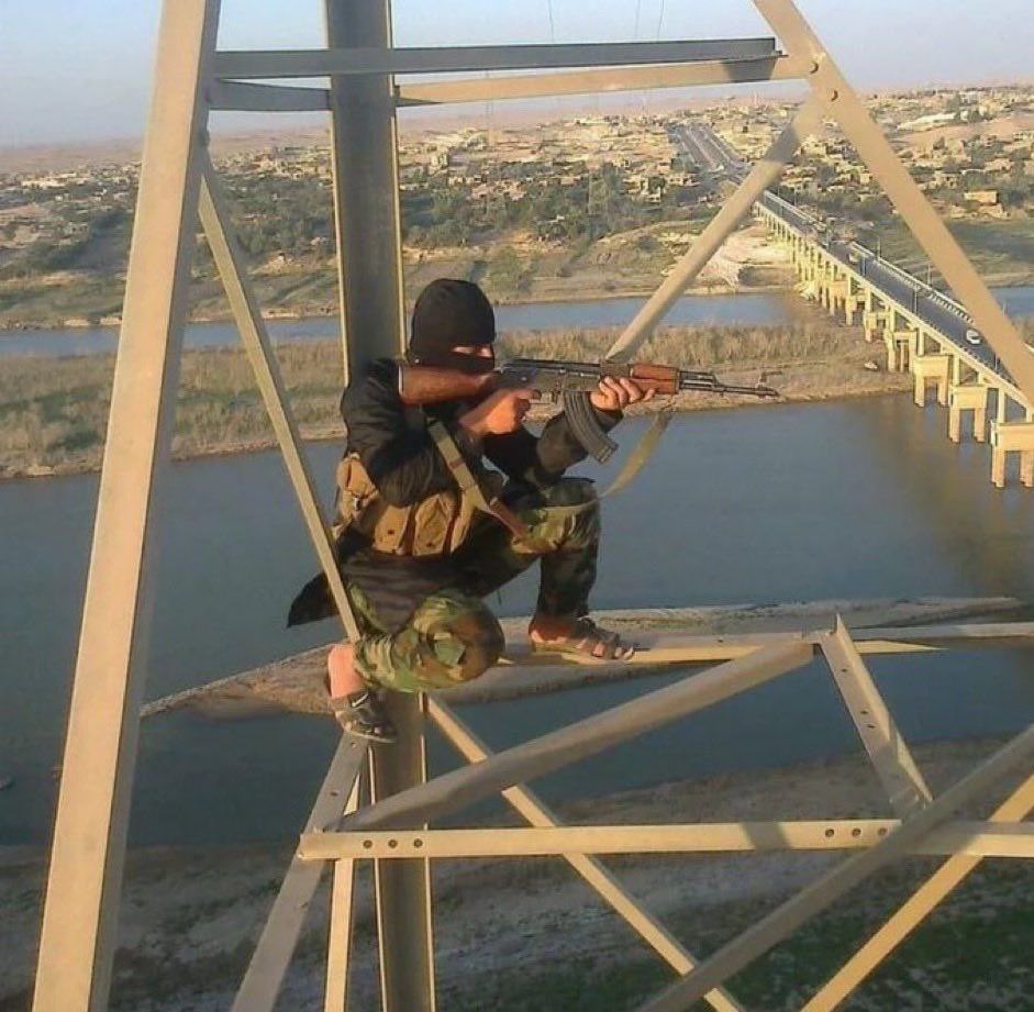 الرد الاخير !<>! الضربة المعادية

جندي من من احرار الشام في دير الزور