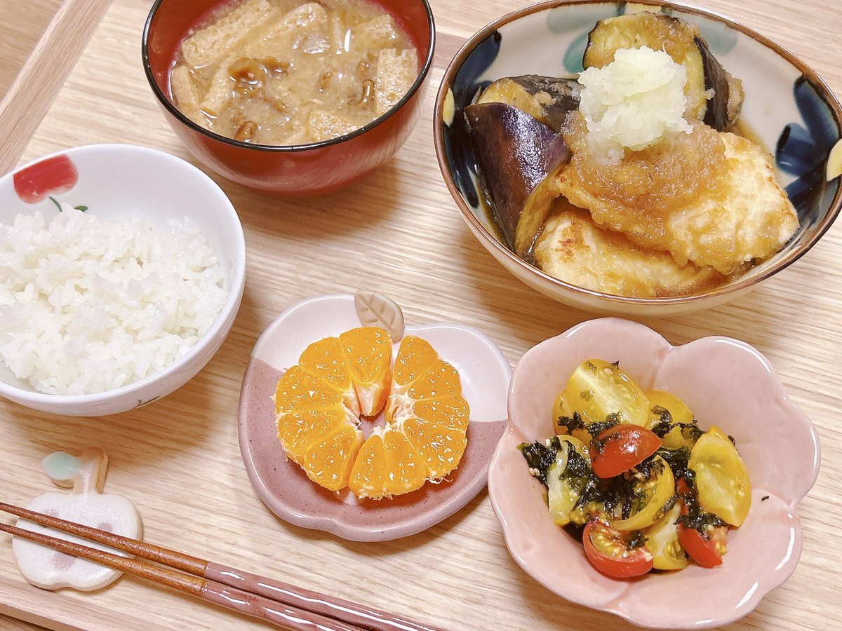 rii_cooking's tweet photo. 今日の晩ごはん

＊白ごはん
＊鶏むねと茄子のみぞれ煮
＊なめことお揚げのお味噌汁
＊プチトマトの海苔ナムル
＊三ヶ日みかん

#晩ごはん #おうちごはん https://t.co/CG3T6lVOPM