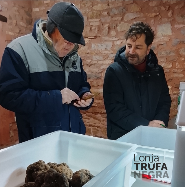 tuberlabel's tweet photo. 🍄 Lonja de la Trufa Negra | Cercanía que suma

En la Lonja de la Trufa Negra la trufa tiene nombre y origen. 🤝 Este contacto directo aporta grandes beneficios:
- Trufa negra fresca y de calidad
- Más transparencia y confianza
- Impulso a la truficultura en CyL
#Truficultura https://t.co/fwUHzAa7Rh