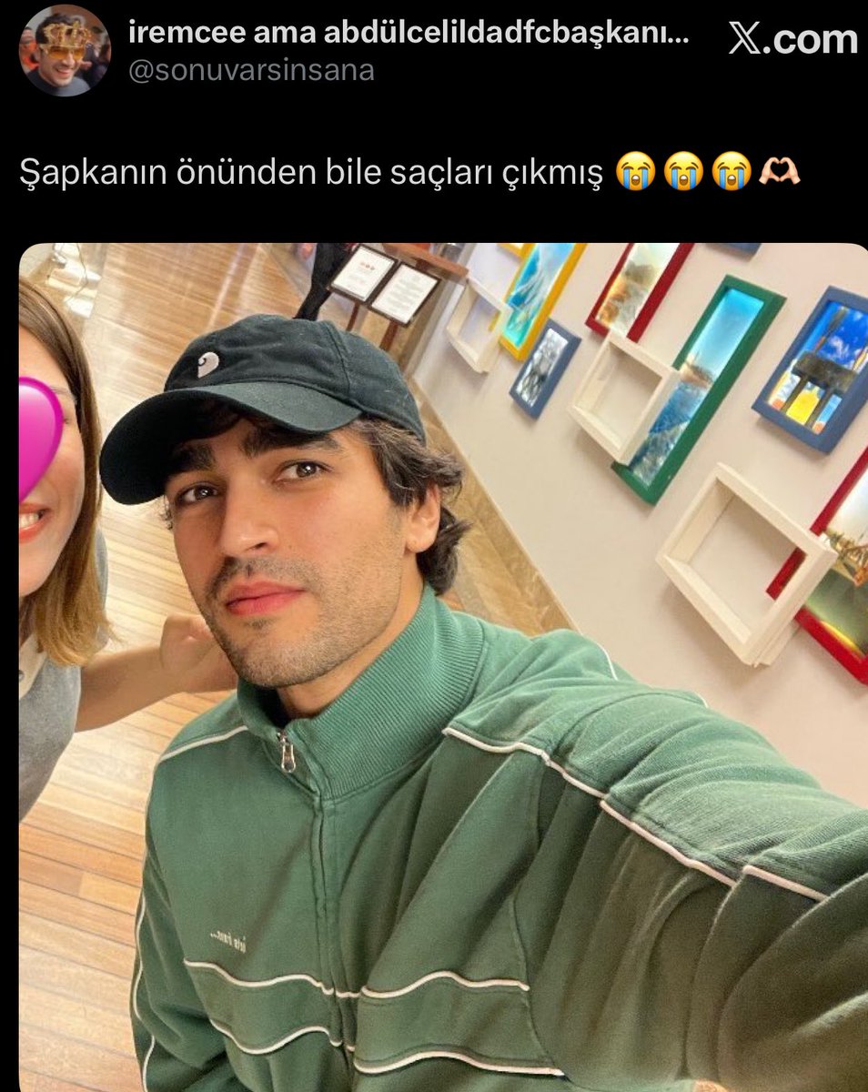 sapkasinin onunden bile saclari cikmis vah vah  kaşlarıda şapkadan fışkırmış  😭😭😭 ya  boyle gerizekali seyler akliniza anidenmk geliyor