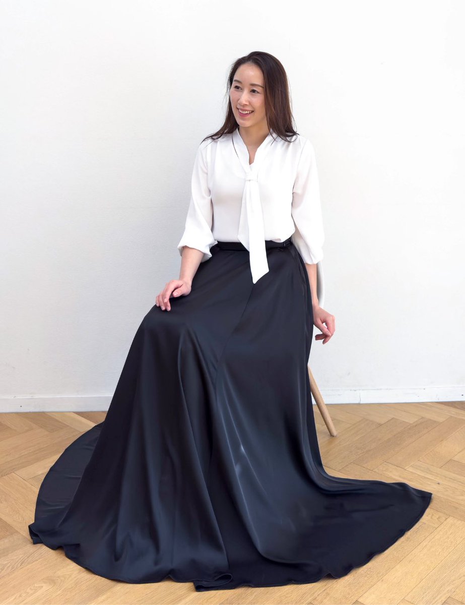 Motosuzukisan's tweet image. 合唱や演奏時、
貴重品を持ってきたいけど巻きスカートはポッケない😭 というわけで大容量ポケット付きサテンスカート作りました！

ウエストは90cmまでのフリーとスリムの2種。丈は4種類から選べるので、コーラスからオーケストラまで⭕️！

洗える・撥水・ノーアイロン・出張にも便利なポケッタブル♪
