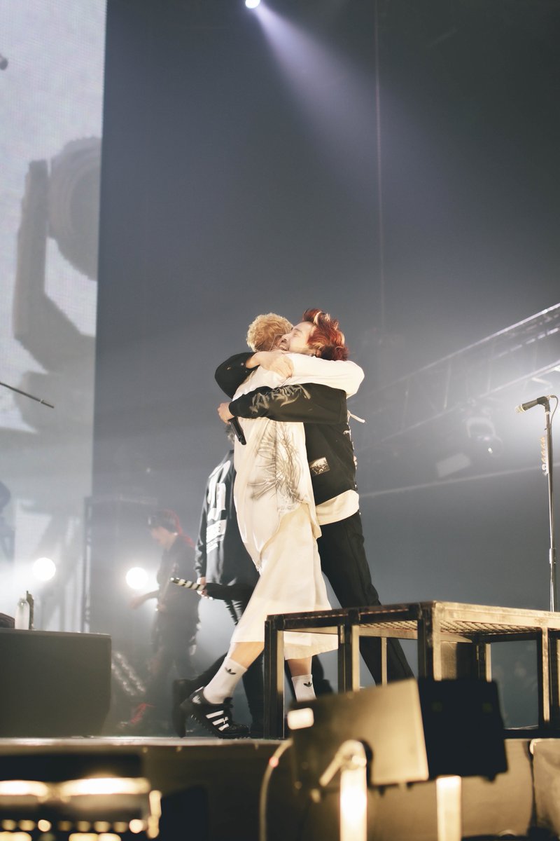 KenCrossfaith's tweet photo. この4日間ぐらい色んな事あり過ぎてやばかった。

岡山でDizzyのツアーサポート→翌日は渋谷でオーラルの深夜イベ(新曲披露)→次の日名古屋に行ってBLARE FESTでスカイフォール→8日0時ソロ活動発表&amp;新曲ドロップ。→そして2日目の打ち上げも朝まで。

ありがたい限りですわ。 https://t.co/Lg6mLzRu0X