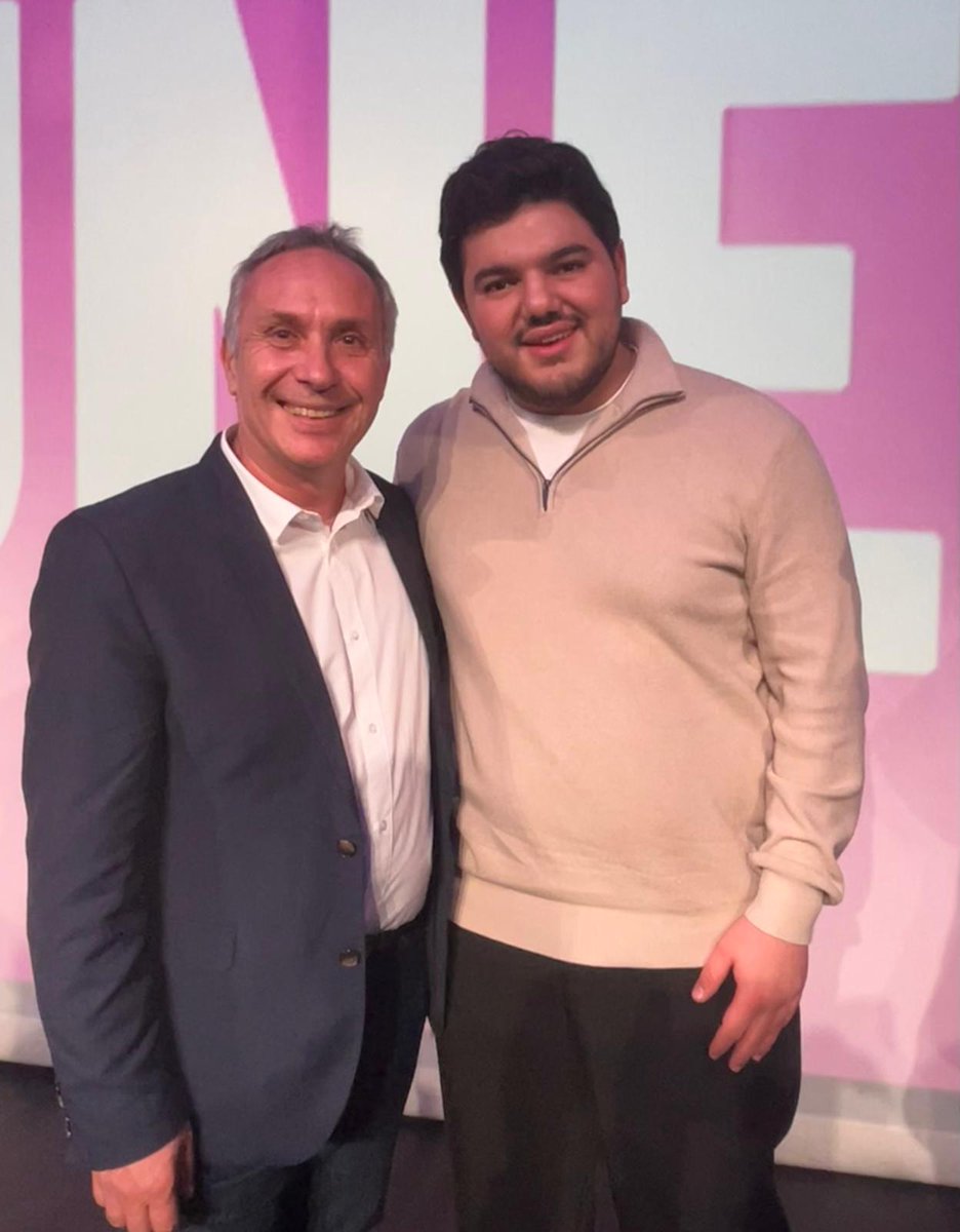 MiguelThierry2's tweet photo. Fier d’échanger avec avec Amine Kessaci, jeune militant écologiste et anti-narcotrafic de Marseille. En tant que maire, je m'engagerai avec sa future association nationale de maires engagés dans la lutte contre le narcotrafic et structurer une réponse politique dans le pays. https://t.co/ItPNSwo8cd