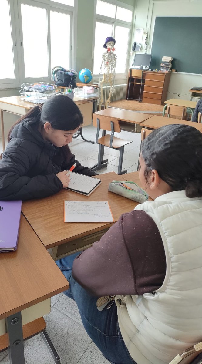 A l’aula d’acollida hem practicat entrevistes 🎤🙂
Hem treballat com presentar-nos, fer preguntes, respondre amb frases completes i parlar amb seguretat i respecte 💬🤝
Ens ajuda a comunicar-nos millor cada dia i a guanyar confiança! 💪🌟