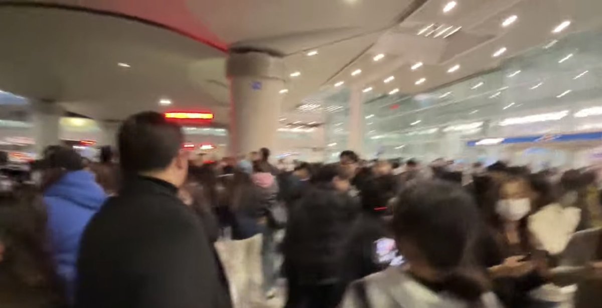 한국 아미 욕하지마.
저 중에 한국 아미 몇명 있지도 않어.😑
