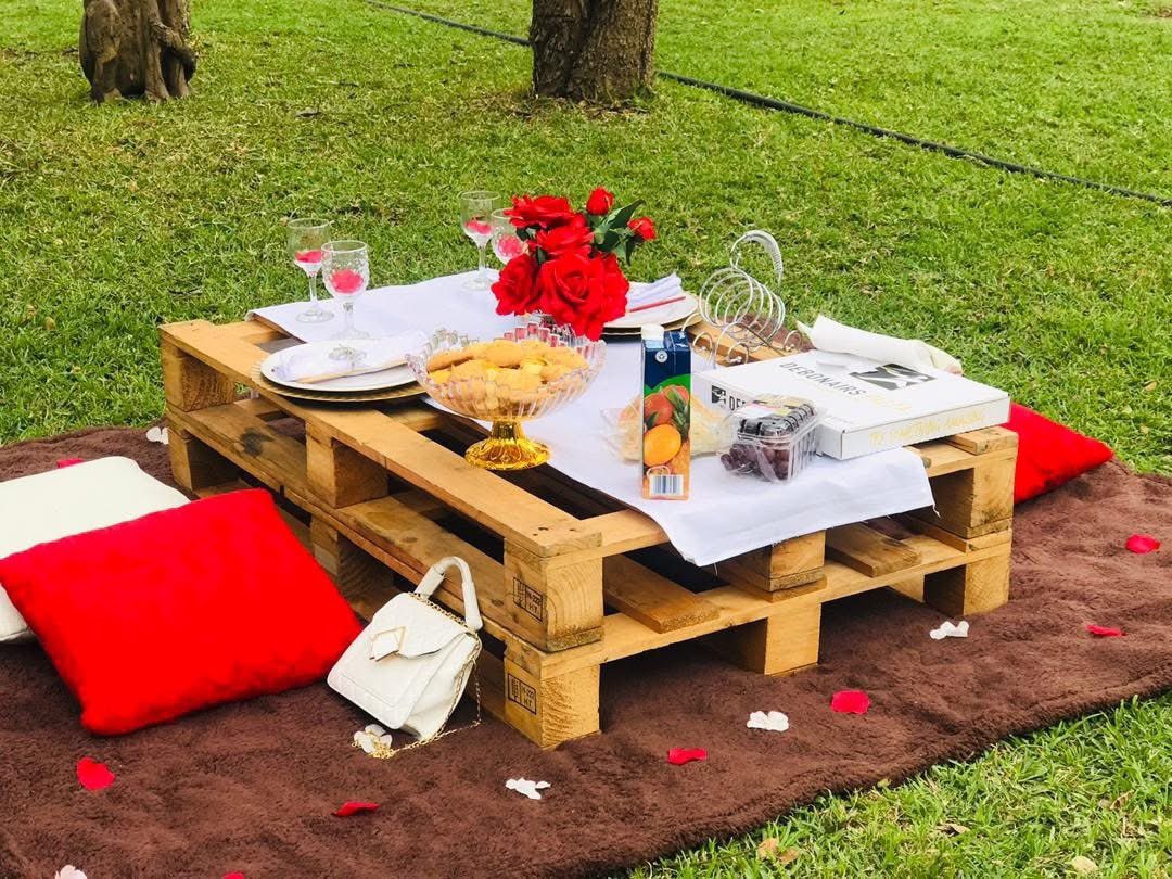 mvula_tasha's tweet photo. Leaving these here just incase someone doesn’t know what to do for their partner this coming weekend❤️❤️🤫

@Giftvinezm 

Feel free to reach out for birthdays, proposals and anniversaries. ✨

Set up for two: k750 _Picnic decor and Light snacks only.

WhatsApp 0964357141 https://t.co/p6i99FsPNh
