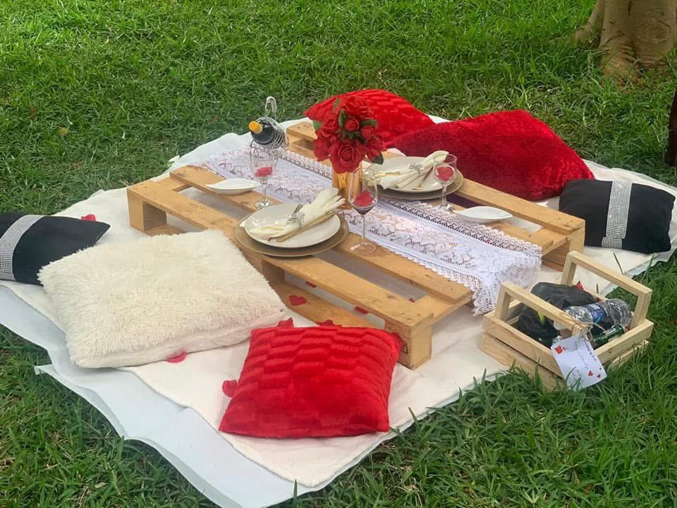mvula_tasha's tweet photo. Leaving these here just incase someone doesn’t know what to do for their partner this coming weekend❤️❤️🤫

@Giftvinezm 

Feel free to reach out for birthdays, proposals and anniversaries. ✨

Set up for two: k750 _Picnic decor and Light snacks only.

WhatsApp 0964357141 https://t.co/p6i99FsPNh