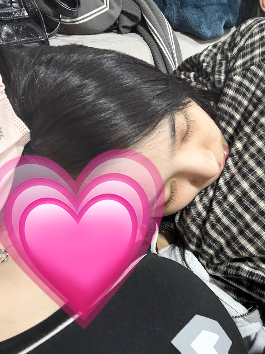260209 #김나경 프롬💌
나경이 품에 기대서 자는 지연이