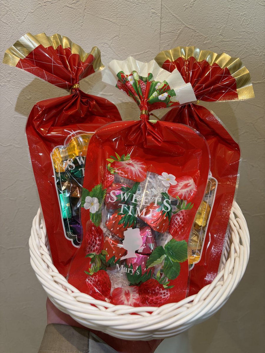 santofront's tweet photo. ❤🍫🎁今週はバレンタイン週間❤🍫🎁
レッスン終了時にお渡ししてます😊✨
 #サントピアテニスパーク  #インドア  #チョコ  #レッスン  #お菓子 https://t.co/KDAejZtTUf