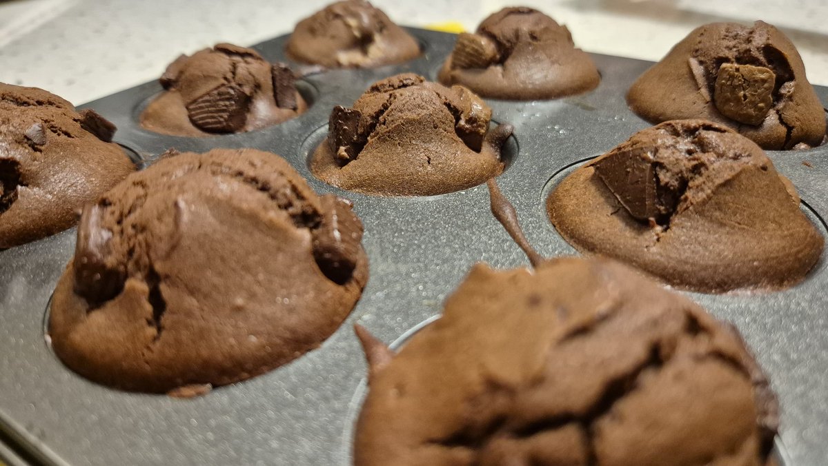 빠띠시에를 꿈꾸는 막내딸의 첫 작품 초코머핀, 초등생이라 재미삼아 만들어 보라했는데
기대 이상이었다.
언제 이렇게 컸는지...
오늘 밤 넷플릭스 천하제빵을 같이 보는데
문득 그 날의 기억이 떠올라 X에 박제해본다.

빵빵아~♡ 
정말 너무너무 맛있었어~^^
꼭 행복한 빠띠시에가 되라~