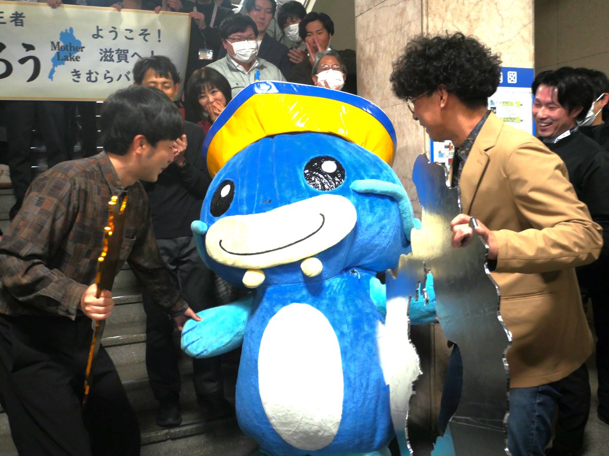 br_biwako's tweet photo. ＼たくろうさん滋賀県に凱旋🏆／

本日、M-1グランプリ2025で見事優勝されました #たくろう さんが滋賀県に凱旋✨滋賀県庁に訪問いただき、東副知事、岸本副知事と対談！

対談の中では、23年ぶりにボートレースびわこで開催されるSG競走（#オーシャンカップ）の話題にもなり、是非行きたいとのコメントもいただきました😊
これを機に、ボートレースびわこにも、ぜひお越しください🫶

ビナちゃん＆ビーナスちゃんとも写真撮影💙❤️

#ボートレースびわこ
#びわこボート
#きむらバンド
#赤木裕