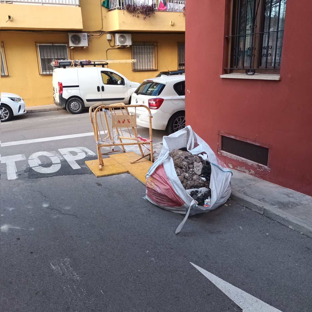 Reventó en el barri del Raval de #Xàtiva en el cantón del carrer Banys de la Moreria. Els problemes en qualsevol lloc del nucli antic de l'obsoleta i precària xarxa municipal d'aigua de l'ajuntament de <a href="/Xativa/">Ajuntament de Xàtiva</a> sense perspectiva de renovació integral. 🙇‍♀️🤷