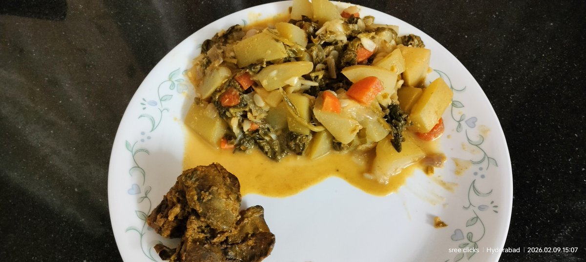 sree_n_r's tweet photo. Low carb meal 😋🥰 

ఆనపకాయ, క్యారట్, పాలకూర స్టర్ ఫ్రై  చికెన్ లివర్ మసాలా  

#Sree_Cooks 
#Lunch https://t.co/uedVLnNGIQ