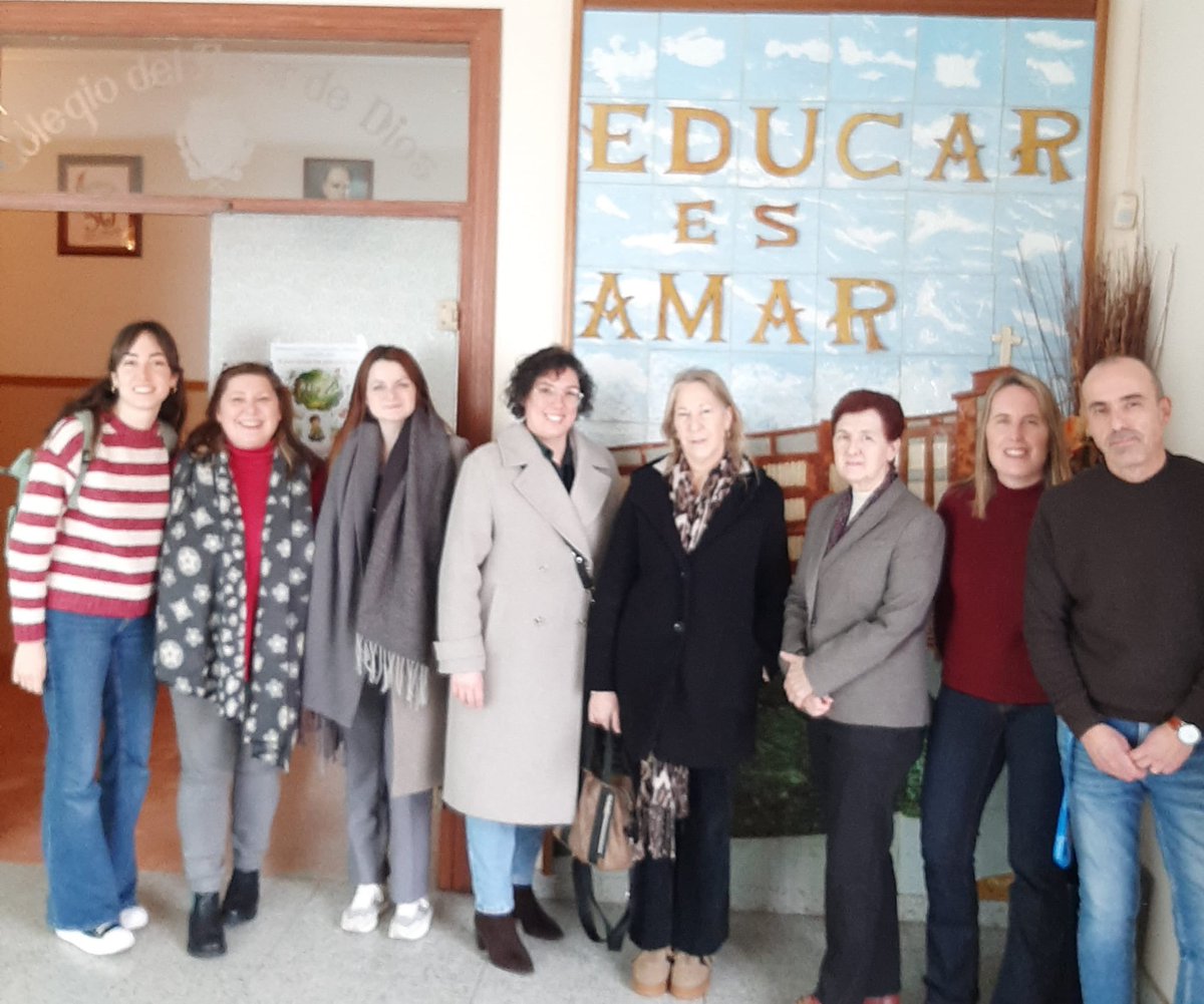 El grup municipal de Junts ha visitat el nostre centre durant la jornada de portes obertes, dins les Jornades Culturals.
Han valorat l’exposició de treballs escolars i s’han interessat per les problemàtiques que afecten l’àmbit educatiu.
Agraïm la seva visita.