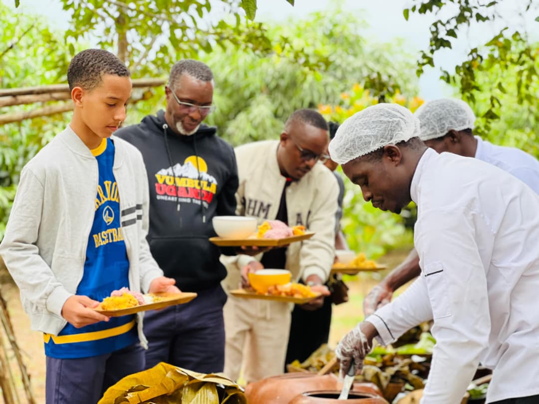 bqueenBecky's tweet photo. Awww there's so much @kaynelafarmsltd 
This is @wekesa_amos enjoying luwobo, fresh fruits from the garden @Vumbula_Uganda ,do you see his hoodie 😋

Big up sir 👏 https://t.co/7V83CQkS9E