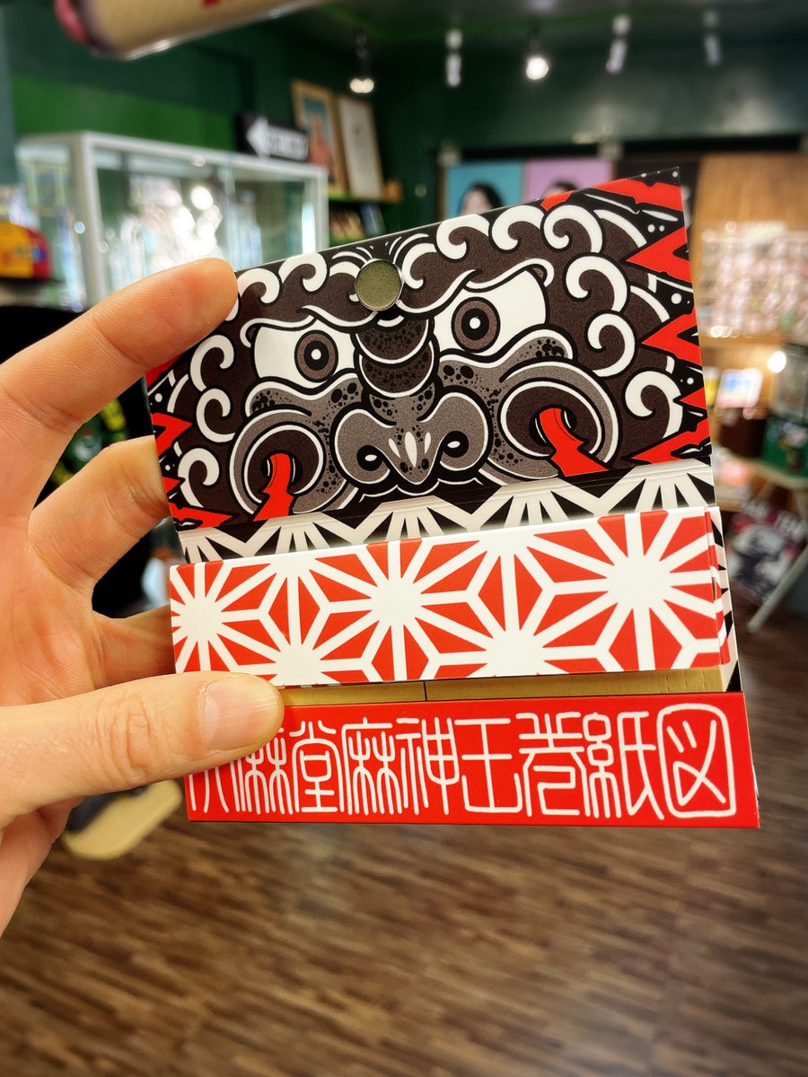 皆さま こんにちは🌱
大麻堂(Taimado)です。

本日は新入荷のオリジナルペーパーを紹介します！

大麻堂オリジナルのペーパー、チップ、トレイにグラインダーの新作登場✨

出先でも巻けるオールインワンタイプです🔥

デザインは沖縄タトゥーアーティストのアツシマンさん🏝️

taimado.com/onlinestore/pr…