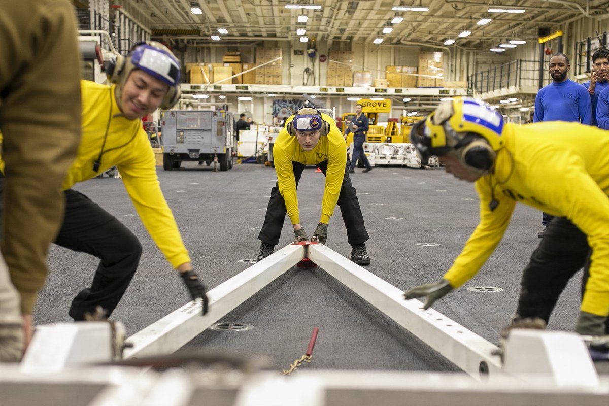 Hangar bay hustle! 💪

U.S. Sailors practice "chain down drills" in the hangar bay aboard America-class amphibious assault ship USS Tripoli (LHA 7). Readiness keeps Sailors sharp and processes perfect. 

#US7thFleet | #AlwaysReady https://t.co/g2HWdA3Fjb