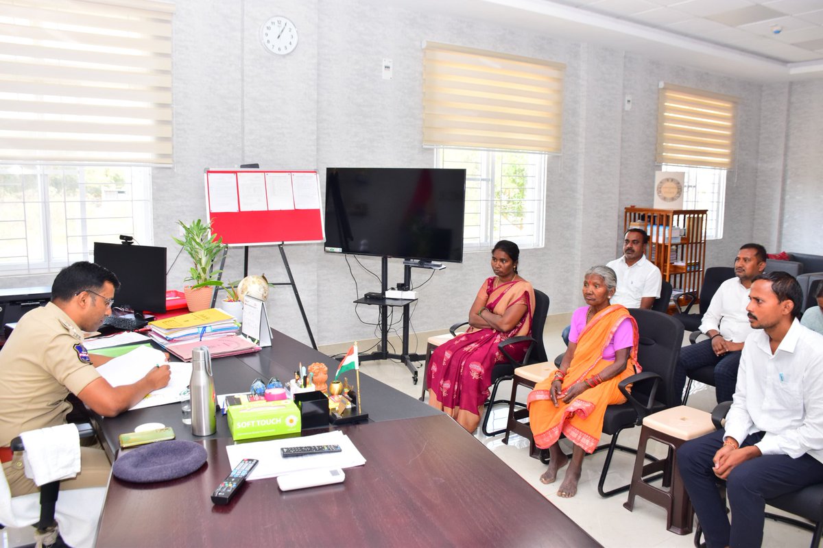 SpJagtial's tweet photo. ప్రజల సౌకర్యార్థం జిల్లా పోలీస్ కార్యాలయంలో నిర్వహించే #గ్రీవెన్స్_డే లో భాగంగా జిల్లాలోని వివిధ ప్రాంతాల నుండి వచ్చిన అర్జీ దారుల సమస్యలను తెలుసుకుని, సంబంధిత అధికారులతో వారి సమస్యలను
#చట్టప్రకారం పరిష్కరించాలని ఆదేశించడం జరిగింది.
#CommunityPolicing
#EffectiveResolution https://t.co/FD5hByiw4P