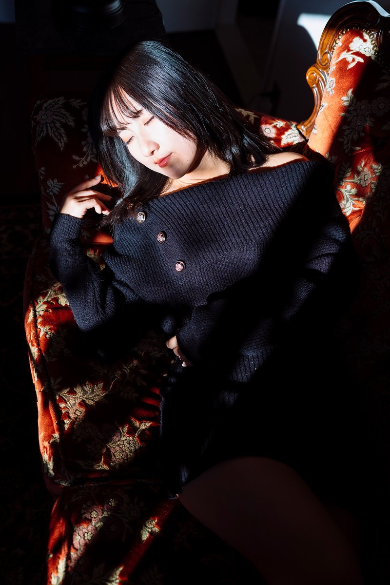 現実の重さを脱ぎ捨てまどろみに心は深く夢に彷徨う

#短歌 
#スタジオペルノ