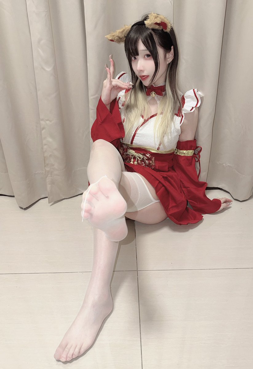 rimo_0305's tweet photo. 狐狸巫女提醒大家農曆新年要到了！
透膚白吊帶超可愛

☆;.+*:ﾟ+｡.☆;.+*:ﾟ+｡.☆;.+*:ﾟ+｡.☆

#足 #足控 #足控福利 #腳趾控 #腳底 #腳控 #腿控 #腿控福利 #吊帶襪 https://t.co/K4MAITuolh