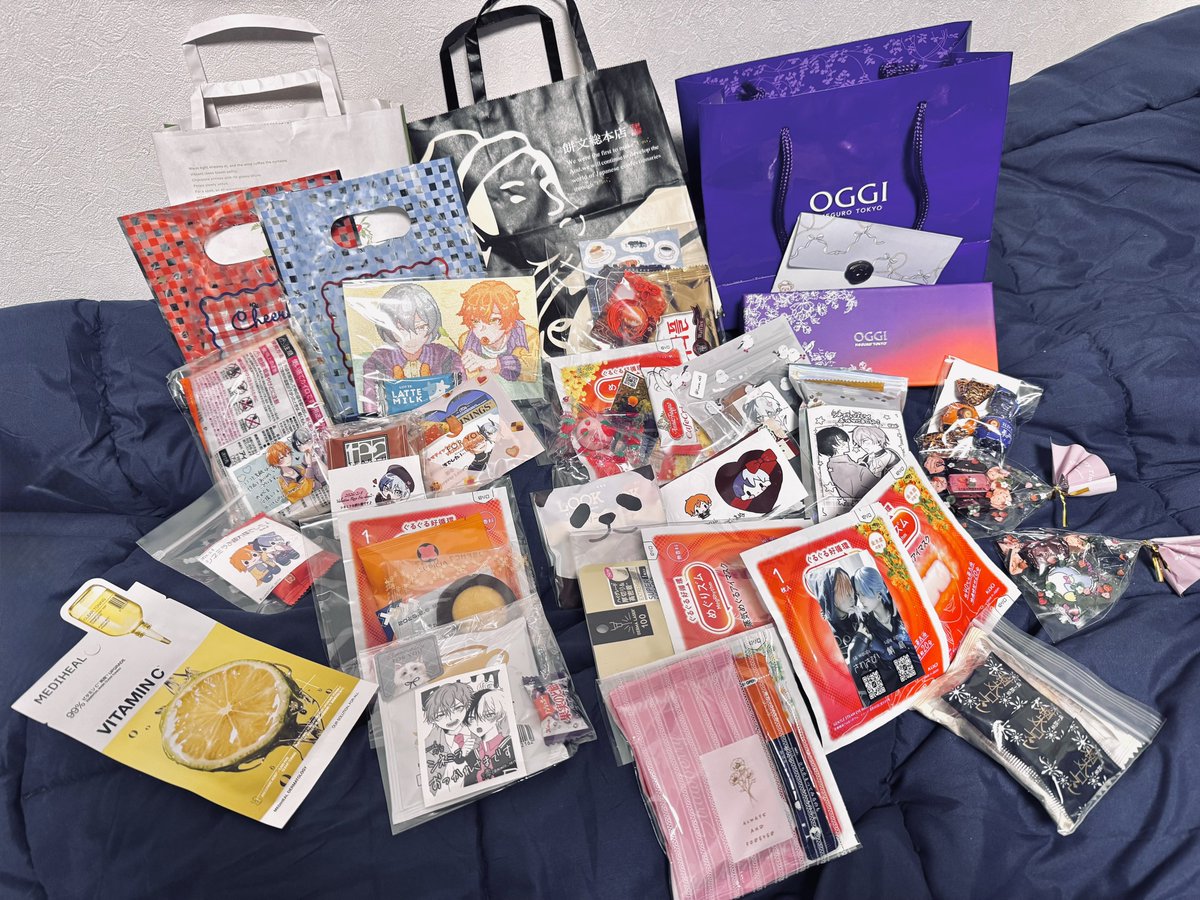 やっと荷物届いたので！
差し入れもお声掛けも沢山ありがとうございました☺️💞
本命チョコやらお手紙まで頂いて浮かれてます🫶頂いたお菓子は明日からの貴重な糧とさせていただきます🥹💞
改めまして、シネミラお疲れ様でした！新刊カードもお渡し出来て良かったです🥰シネミラ100年続け🫶🫶🫶