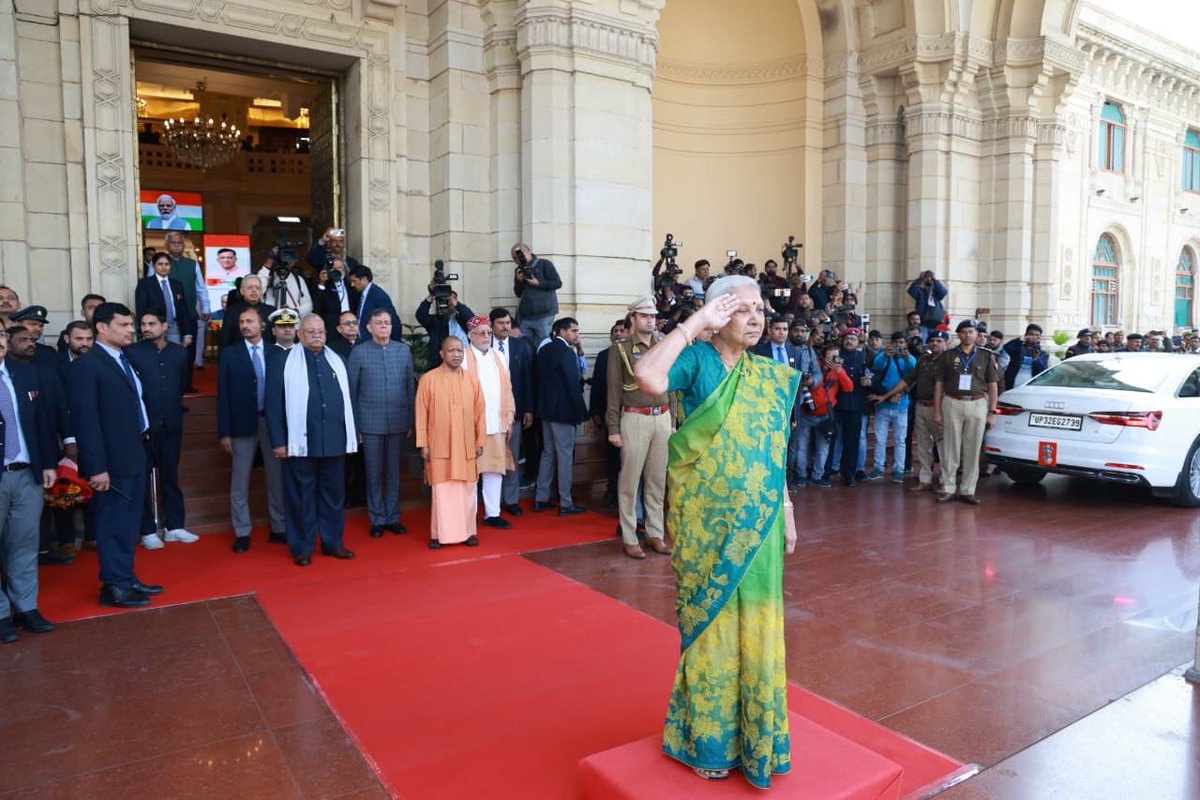 Satishmahanaup's tweet photo. बजट सत्र की कार्यवाही प्रारंभ होने से पूर्व विधानसभा पहुंचने पर माननीय राज्यपाल श्रीमती आनंदी बेन पटेल जी का स्वागत माननीय मुख्यमंत्री श्री योगी आदित्यनाथ जी, विधान परिषद के सभापति श्री कुंवर मानवेंद्र सिंह जी, संसदीय कार्य मंत्री श्री सुरेश कुमार खन्ना जी तथा उपमुख्यमंत्री श्री ब्रजेश पाठक जी एवं श्री केशव प्रसाद मौर्य जी द्वारा किया गया। इस अवसर पर माननीय राज्यपाल को गार्ड ऑफ ऑनर प्रदान किया गया।

#UPVidhansabha #YogiAdityanath