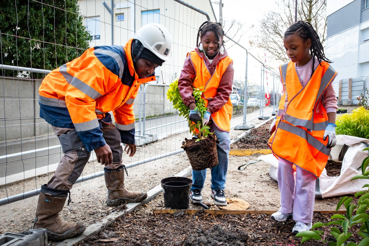 🌱 Le 5 février, les élèves de Babeuf et Brossolette ont participé à des ateliers pour créer les premiers espaces verts du projet. 
Un lancement concret de notre engagement des 100 ans : 100 arbres plantés à Gabriel Péri !
📸©️Fatima Jellaoui
#aubervilliers #endroitenvert