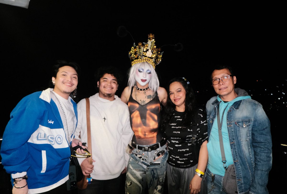 first time to win a lipsync battle and first time din akong mapanuod ng family ko in full drag, sobrang crazy!! sakto for my mother’s birthday celebration too!!!

ito talaga yung win ko 🤍