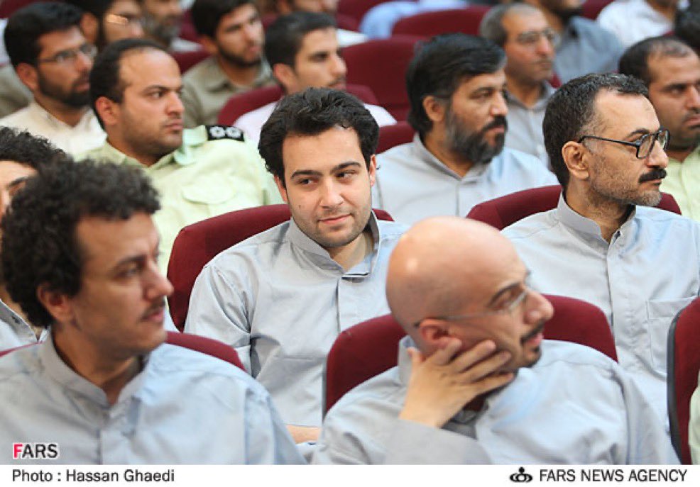 SanaMoeinni's tweet photo. نگاه کنید این عکس دادگاه سال ۸۸ رو!
محمدرضا جلالی‌پور و شهاب طباطبائی مسیر مخبری برای سیستم امنیتی و رانت‌خواری رو رفتن،
سعید لیلاز شد مافیای خودرو،
تاجرنیا هم رفت سراغ دزدی از فوتبال. 
میرحسین موسوی روی دیوار این‌ها یادگاری نوشته بود؟ https://t.co/LKgIwS19G6