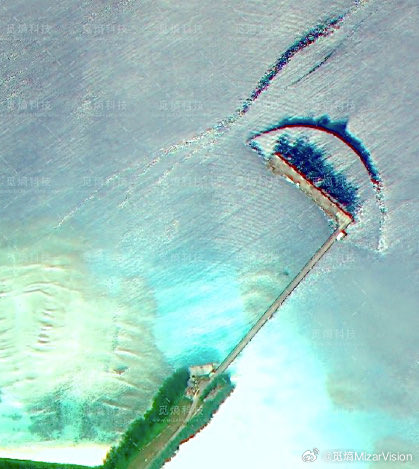 High-definition satellite imagery appears to have captured the nuclear-powered submarine Diego Garcia berthing alongside the port, with the previously moored oil tanker having been moved to another berth.Via Mizarvision #OSINT