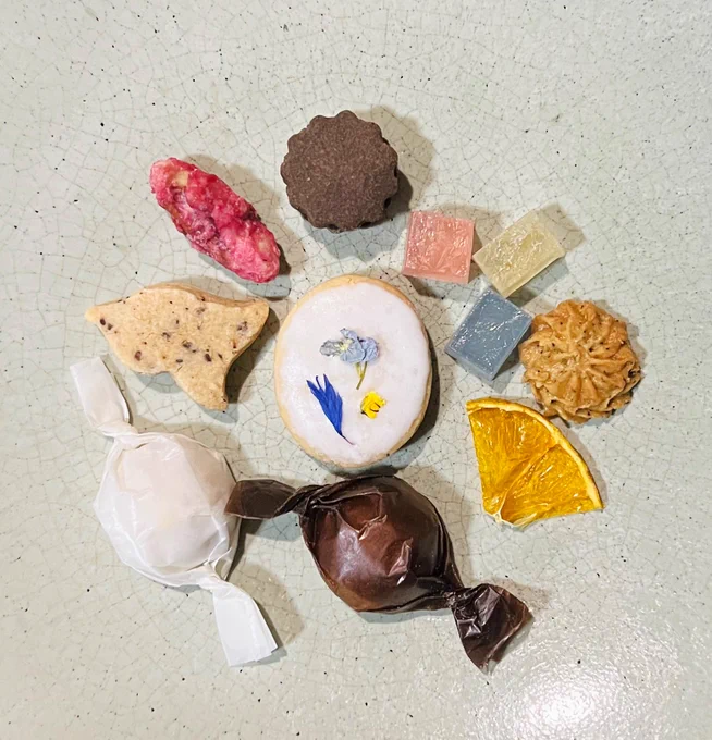 夢のようにかわいいお菓子の詰め合わせを買った