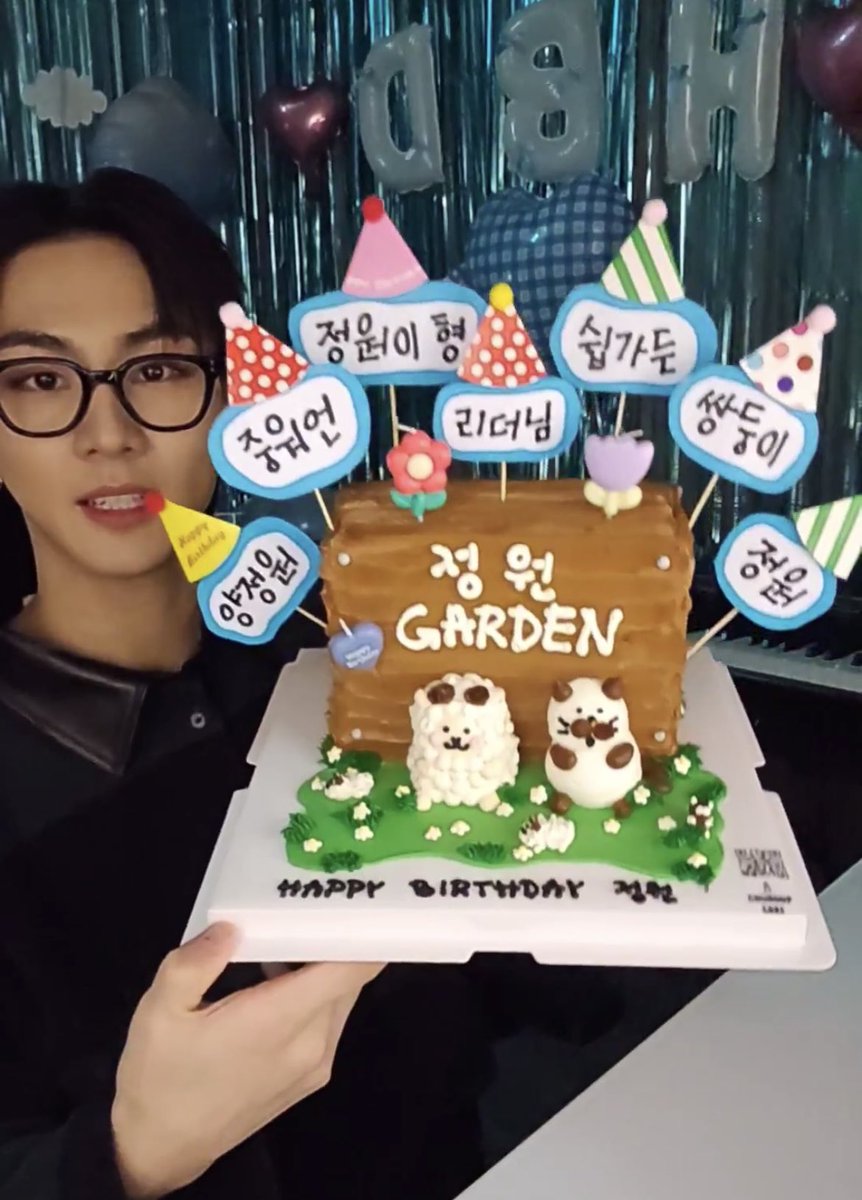 정원이 생일케이크 봐 ㅜ_ㅜ ♡ 
멤버들이 하나하나 부르는 애칭이잔하..........