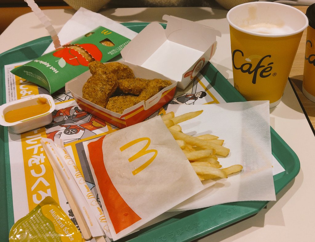 投票後のおやつ 久しぶりのマックです🍟 熱々かりかりのアップルパイ