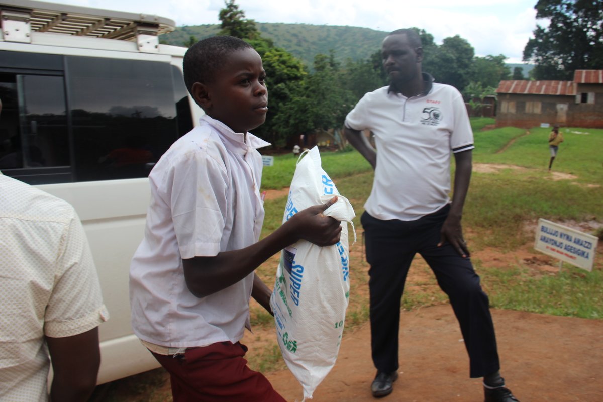 serveasmileF's tweet photo. Providing essential food items such as flour keeps our work moving forward. Through Serve A Smile Foundation, we ensure that the children we support do not attend school hungry throughout the term. Proper nutrition is a key part of learning, helping children stay healthy, focused https://t.co/omT4EToc91