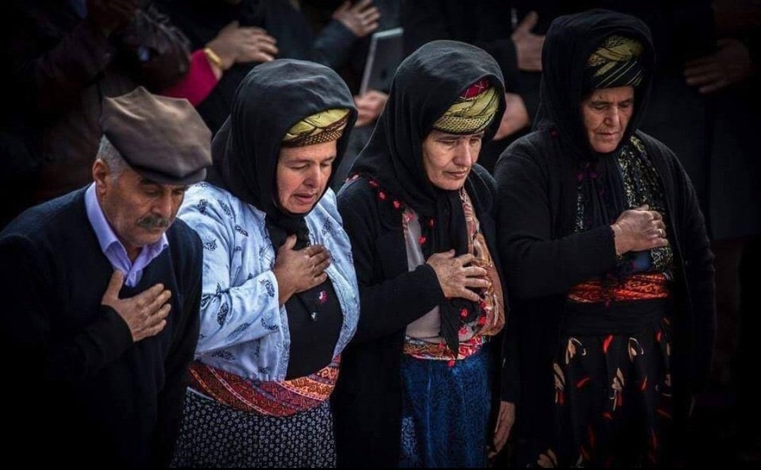 Sırra varmak ise niyetin,
Sır içinde sıra sır ol.
Hızır'ı görmek ise muradın,
Muradın içinde Hızır ol.
#hızır #xızır 
#cem